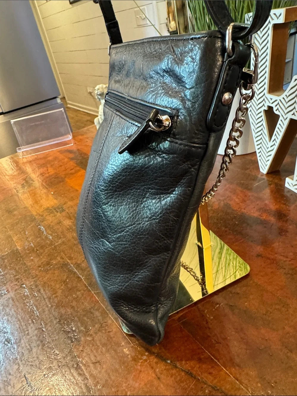 margot compact black